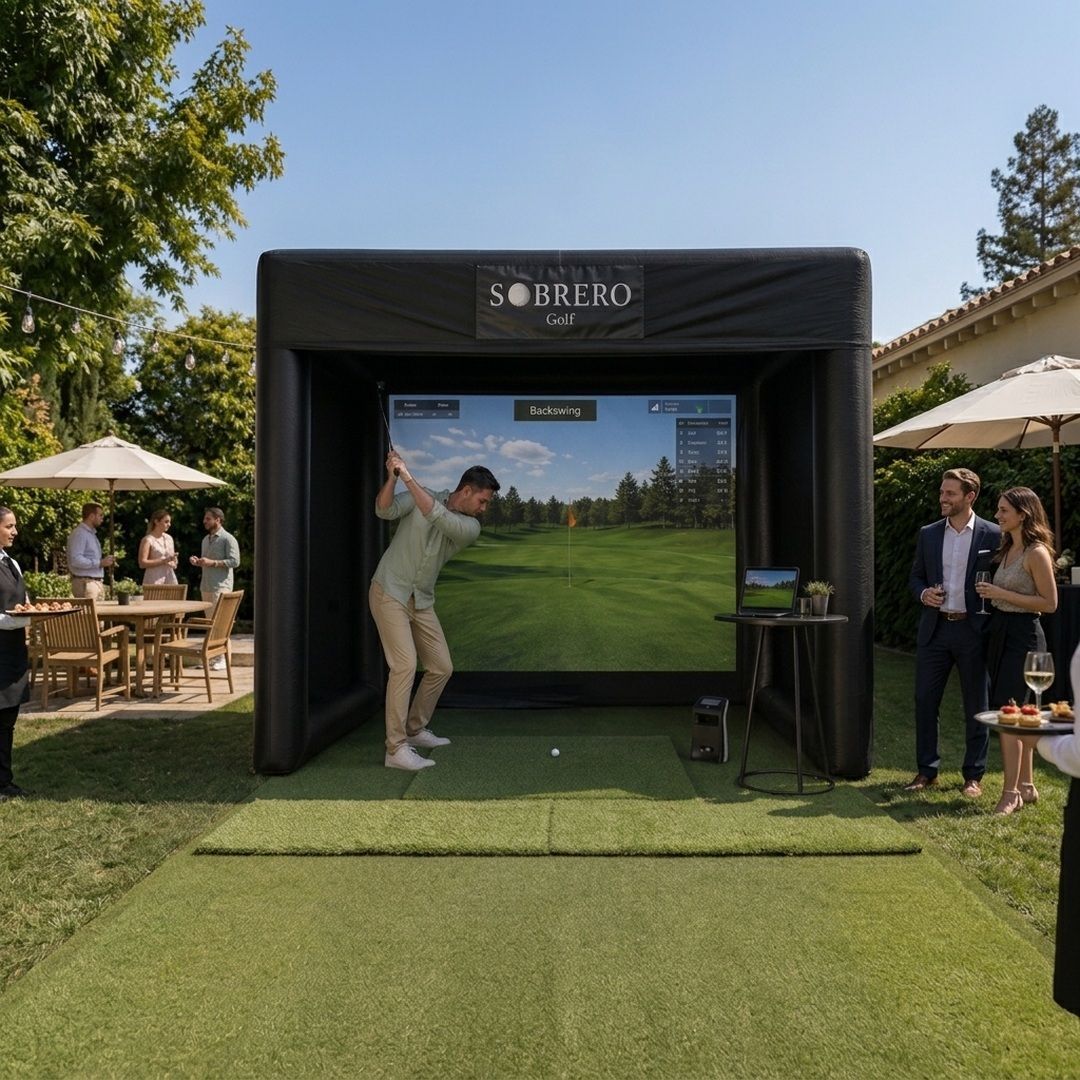 Tenda compacta da Sobrero Golf montada num jardim, com um convidado a jogar e outros a assistir