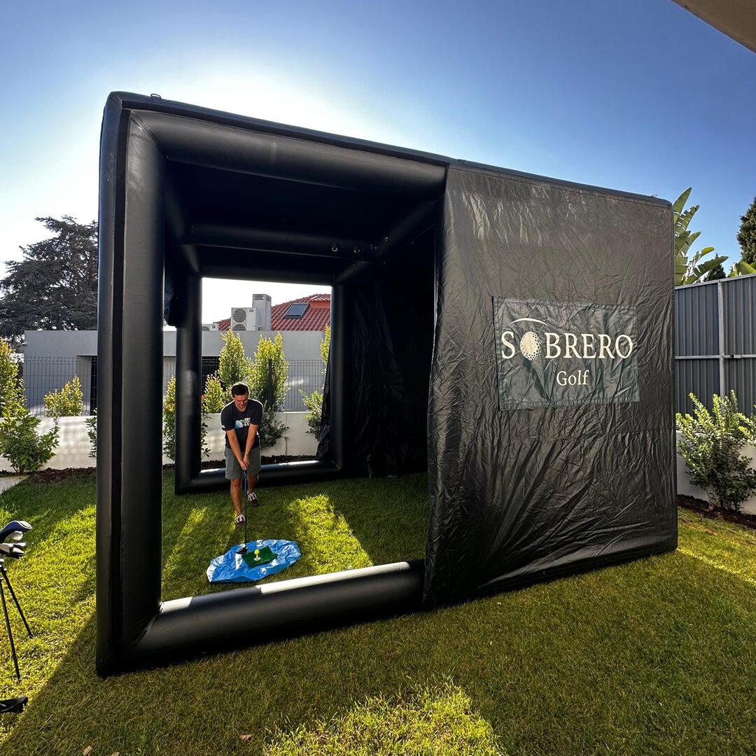 Sobrero Golf compact tent in a garden in Lisbon, with a player inside