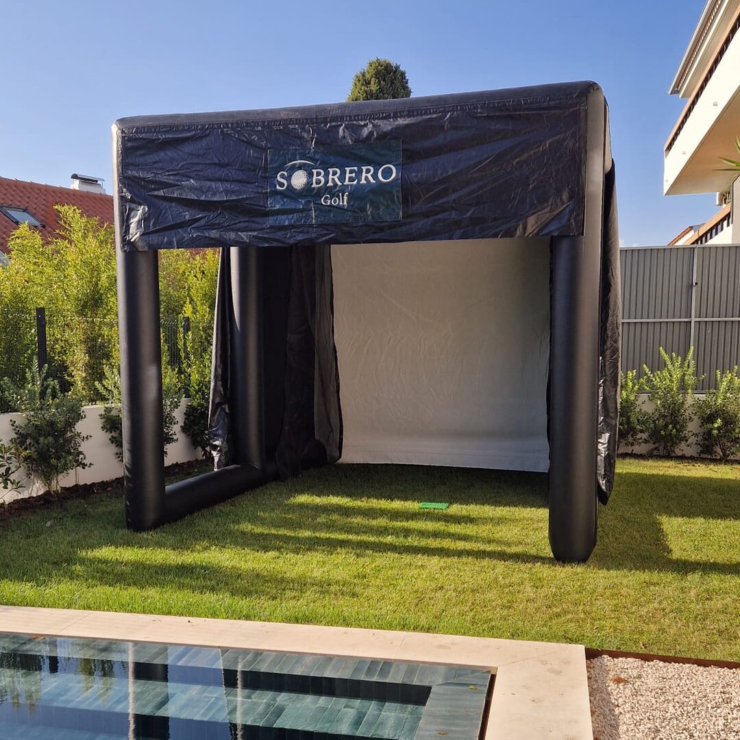 Tenda compacta da Sobrero Golf montada no jardim de uma casa, junto à piscina