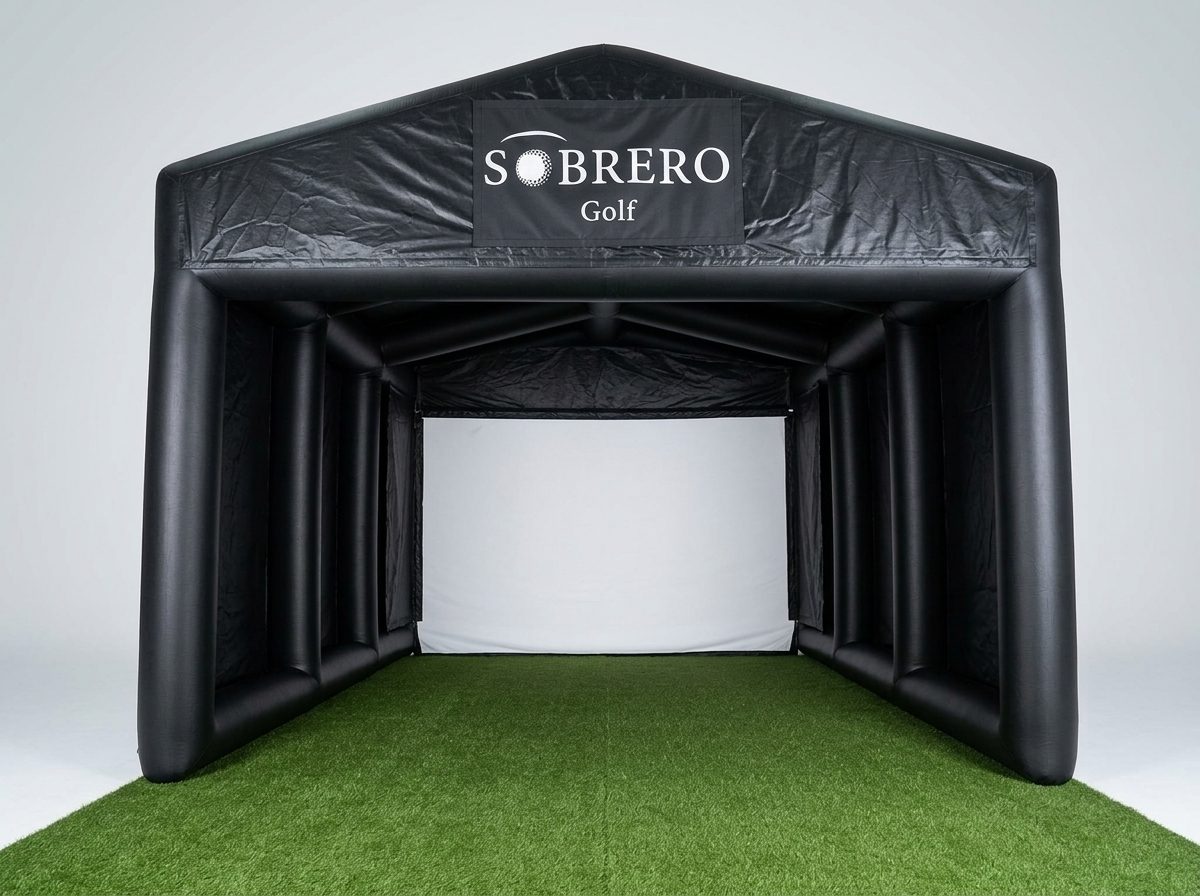 Tenda Pro da Sobrero Golf, maior e com teto em bico, com o ecrã branco ao fundo