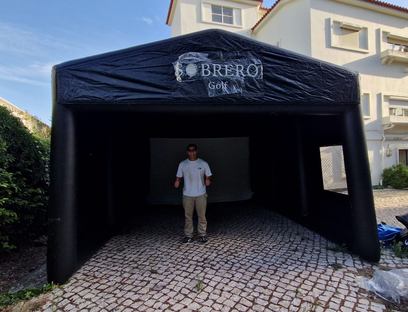 A tenda Pro montada num pátio, com uma pessoa lá dentro para mostrar a escala